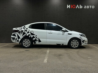 2014 Kia Rio 5-speed III, белый, 580000 рублей, вид 4