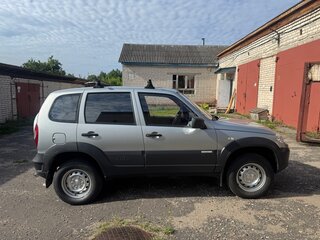 2013 Chevrolet Niva I Рестайлинг, серебристый, 700000 рублей, вид 2