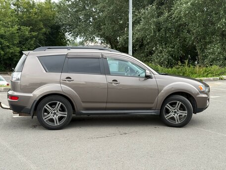 2011 Mitsubishi Outlander II Рестайлинг, коричневый, 1020000 рублей, вид 4
