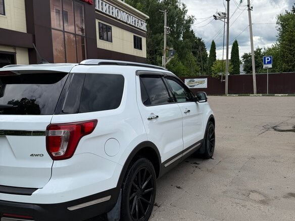 2018 Ford Explorer V Рестайлинг 2, белый, 3000000 рублей - вид 3