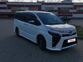 2019 Toyota Voxy III (R80) Рестайлинг, белый, 2700000 рублей, вид 3
