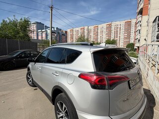 2016 Toyota RAV4 IV (XA40) Рестайлинг, серебристый, 2350000 рублей, вид 3