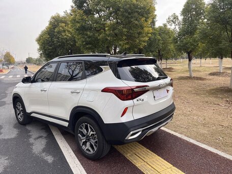 2021 Kia KX3, белый, 1590000 рублей, вид 4