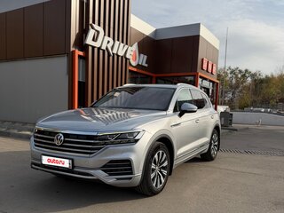2018 Volkswagen Touareg III, серебристый, 3700000 рублей, вид 1