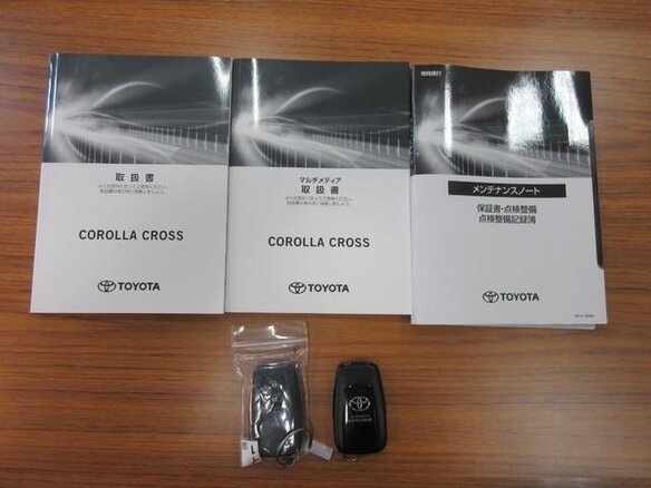 2023 Toyota Corolla Cross I, серебристый - вид 32