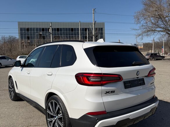 2019 BMW X5 40i IV (G05/G18), белый, 6250000 рублей - вид 16