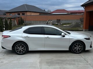 2022 Toyota Camry VIII (XV70) Рестайлинг, белый, 3000000 рублей, вид 4