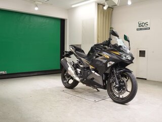 2023 Kawasaki Ninja 400, чёрный, 524000 рублей, вид 3