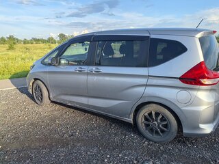 2020 Honda Freed+ II Рестайлинг, серебристый, 1850000 рублей, вид 4