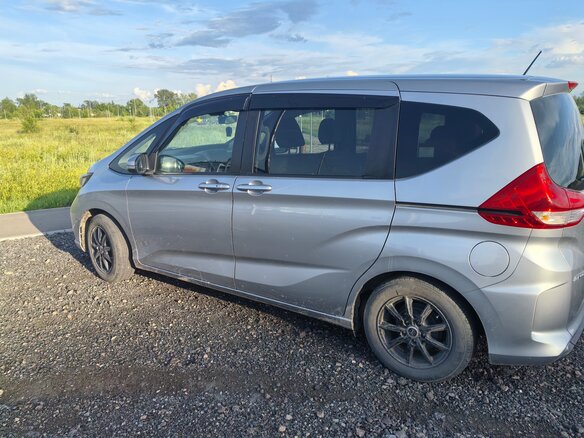 2020 Honda Freed+ II Рестайлинг, серебристый, 1850000 рублей - вид 3