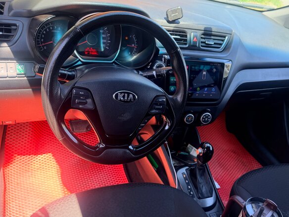 2016 Kia Rio III Рестайлинг, чёрный, 620000 рублей - вид 3