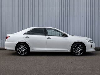 2016 Toyota Camry VII (XV50) Рестайлинг, белый, 2639000 рублей, вид 5