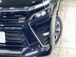 2021 Toyota Voxy III (R80) Рестайлинг, чёрный, 1790000 рублей, вид 4
