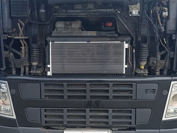 2006 Volvo FH, чёрный, 2800000 рублей - вид 2