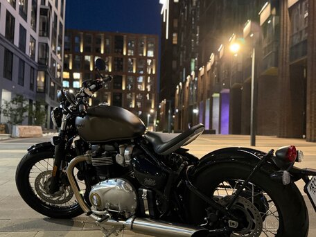 2017 Triumph Bonneville Bobber, серый, 1250000 рублей, вид 4