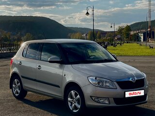 2013 Skoda Fabia II Рестайлинг, серебристый, 565000 рублей, вид 3