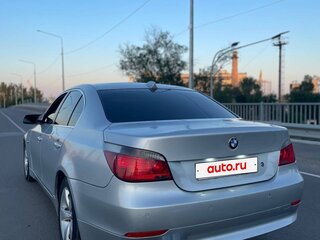2004 BMW 5 серии 525i V (E60/E61), серебристый, 740000 рублей, вид 4