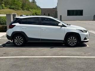 2022 Toyota Yaris IV, белый, 1180000 рублей, вид 4
