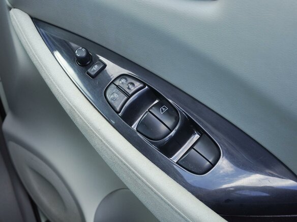 2011 Nissan Leaf (EM61) I (ZE0/AZE0), белый, 570000 рублей - вид 20