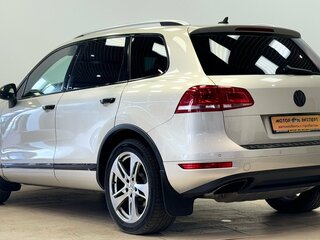 2013 Volkswagen Touareg II, серебристый, 2275000 рублей, вид 3