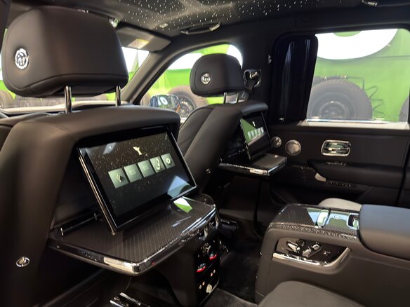 2025 Rolls-Royce Cullinan Black Badge I Рестайлинг (Series II), чёрный, 67900000 рублей - вид 20
