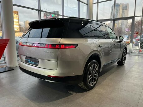 Lynk & Co 900