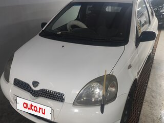 2000 Toyota Vitz I (P10), белый, 290000 рублей, вид 2