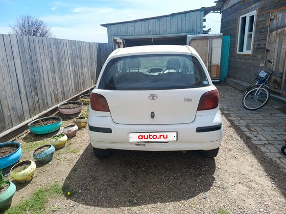 2002 Toyota Vitz I (P10), белый, 350000 рублей - вид 2