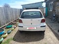 2002 Toyota Vitz I (P10), белый, 350000 рублей - вид 2