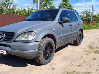 1998 Mercedes-Benz M-Класс 320 I (W163), чёрный, 450000 рублей, вид 1