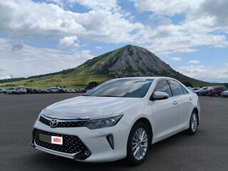 2015 Toyota Camry VII (XV50) Рестайлинг, белый, 2050000 рублей, вид 3