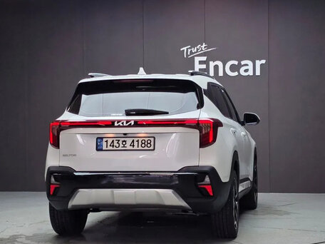 2022 Kia Seltos I Рестайлинг, белый, 1633000 рублей, вид 4