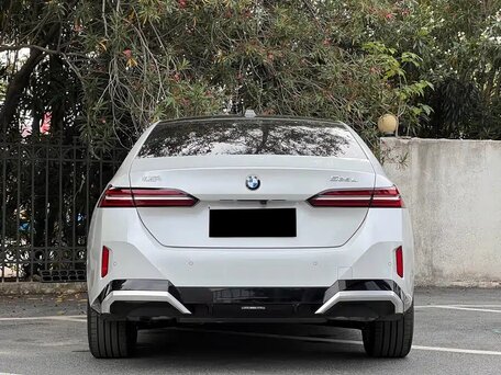 2025 BMW 5 серии Long 525Li VIII (G60/G61/G68), белый, 4290000 рублей, вид 4