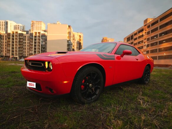 2017 Dodge Challenger III Рестайлинг 2, красный, 3719000 рублей - вид 5