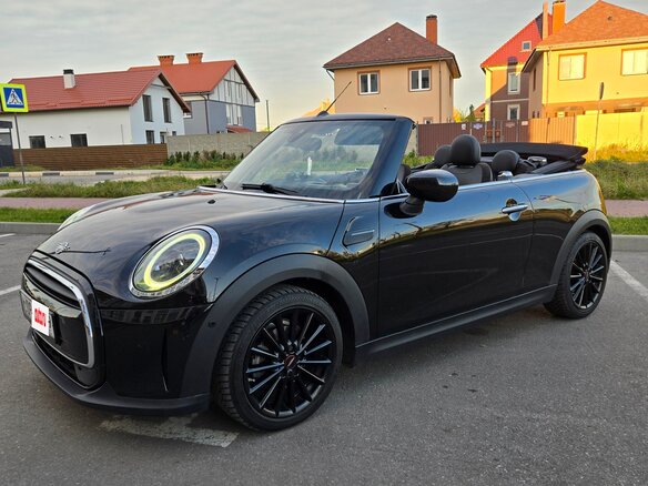 2021 Mini Hatch Cooper III (F55/F56) Рестайлинг 2, чёрный, 2520000 рублей - вид 1