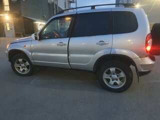 2011 Chevrolet Niva I Рестайлинг, серебристый, 359000 рублей, вид 2