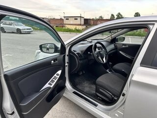 2015 Hyundai Solaris I Рестайлинг, серебристый, 895000 рублей, вид 4