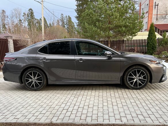2022 Toyota Camry VIII (XV70) Рестайлинг, серый, 2799999 рублей - вид 3