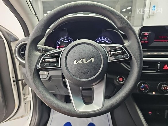 2023 Kia K3 II Рестайлинг, белый, 1650000 рублей - вид 6