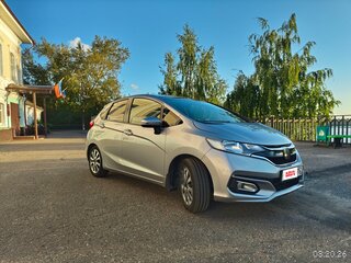 2018 Honda Fit III Рестайлинг, серебристый, 999990 рублей, вид 3
