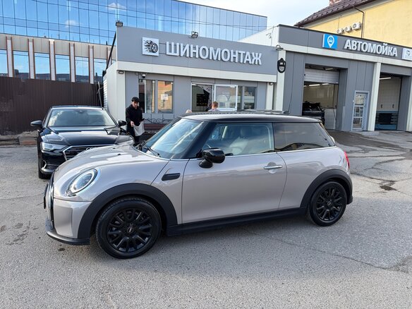 2021 Mini Hatch Cooper III (F55/F56) Рестайлинг 2, серый, 2600000 рублей - вид 4