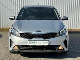 2021 Kia Rio IV Рестайлинг, серебристый, 1650000 рублей, вид 3