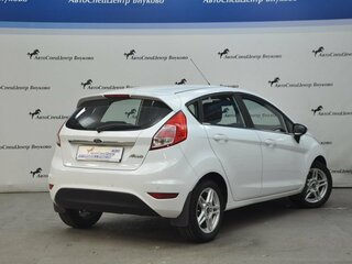 2015 Ford Fiesta Mk6 Рестайлинг, белый, 700000 рублей, вид 2