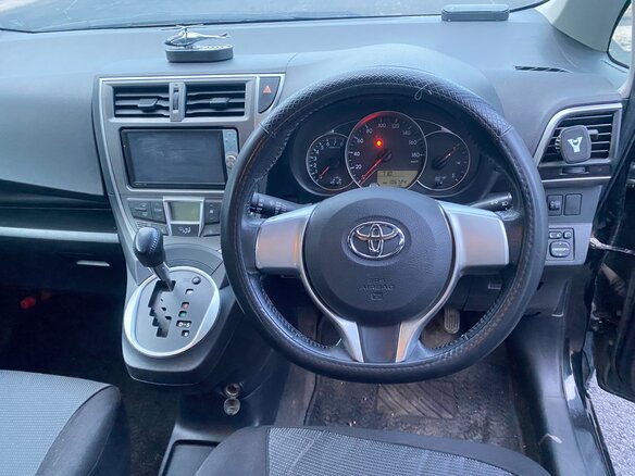 2011 Toyota Ractis II, чёрный, 915000 рублей - вид 7