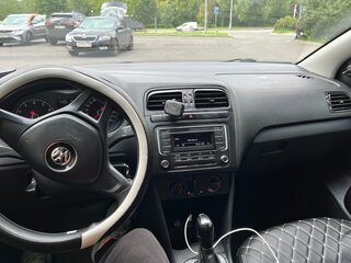 2019 Volkswagen Polo V Рестайлинг, жёлтый, 680000 рублей, вид 4