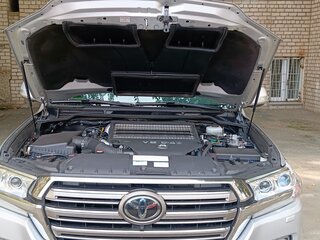 2015 Toyota Land Cruiser 200 Series Рестайлинг 2, серебристый, 6500000 рублей, вид 5
