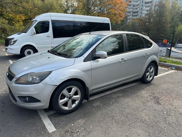 2010 Ford Focus II Рестайлинг, серебристый, 510000 рублей - вид 1