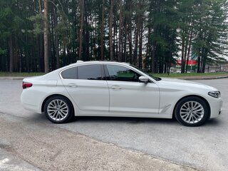 2021 BMW 5 серии 520i VII (G30/G31/G38) Рестайлинг, белый, 4390000 рублей, вид 4