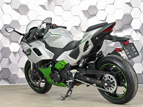 2025 Kawasaki Ninja 7, серебристый, 869000 рублей - вид 7