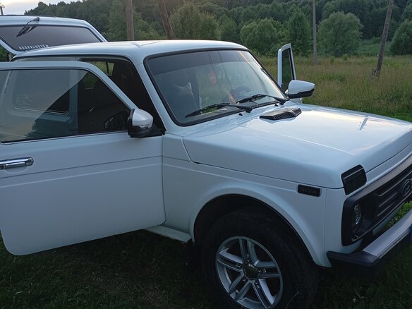 2014 Lada (ВАЗ) 2121 (4x4) I Рестайлинг, белый, 500000 рублей - вид 4